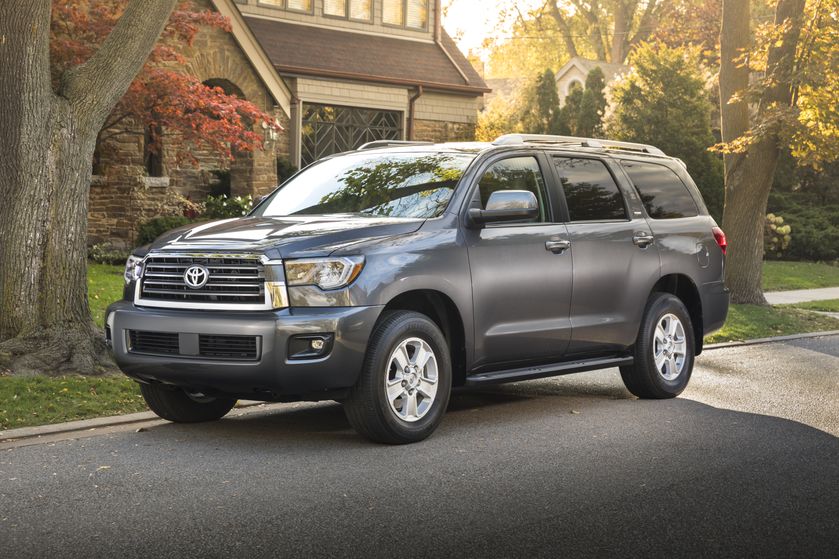 2018_Toyota_Sequoia-2_mid